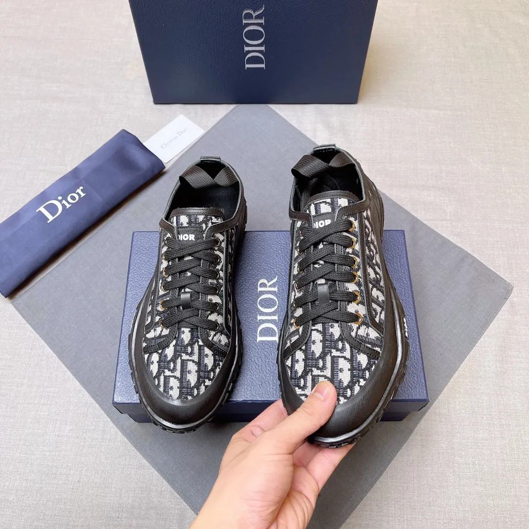 p480 Dior series low-top👟🔥[Dior] Dior's new casual men's shoes are launched in Hong Kong counters. Official website 1:1 production. Original Italian materials. Designed by European and American masters. Perfect shape to create counter quality. Solid color rubber wear-resistant outsole and classic dazzling head! Super versatile and very comfortable. High-end without losing taste, fashionable and novel! ! Absolute focus! Code number: 38-44, two colors available